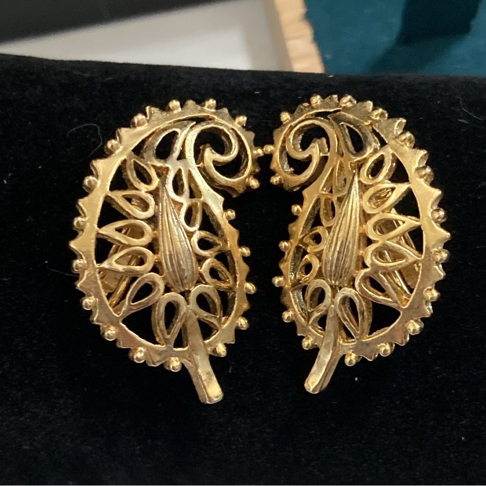 Vintage clip on earrings​
